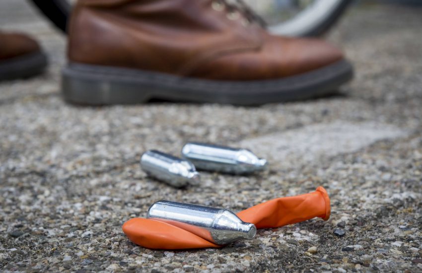 gebruikte lachgaspatronen en ballonnen op straat