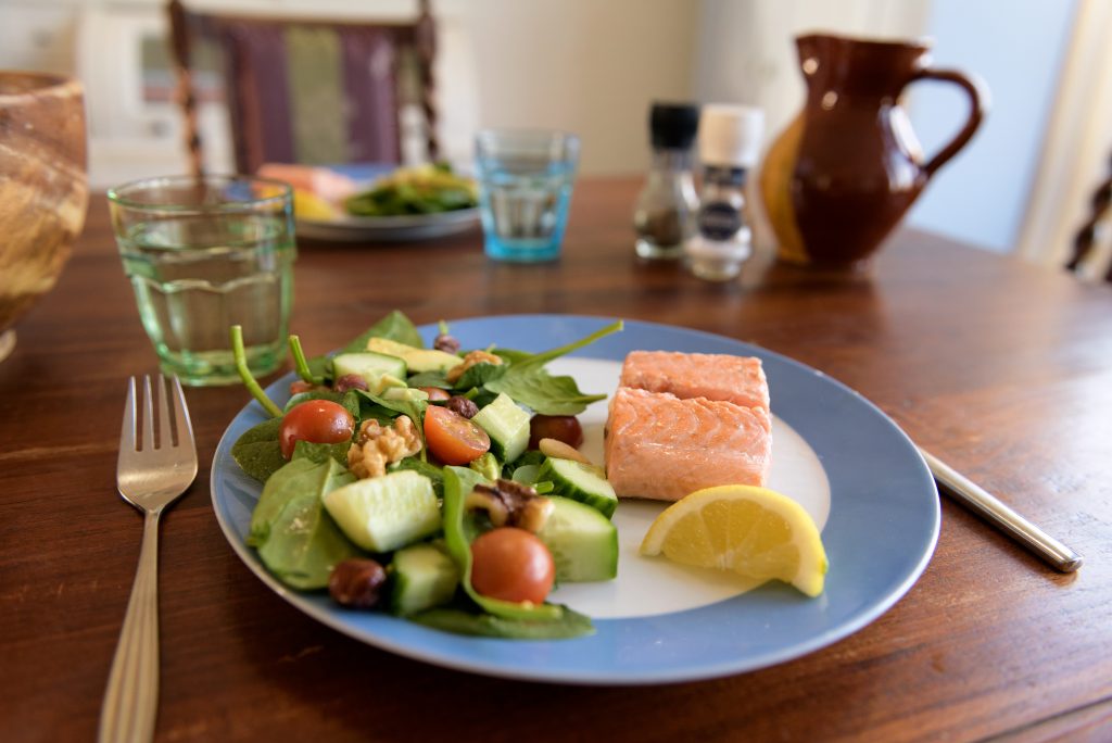 Bord met zalm, citroen en salade